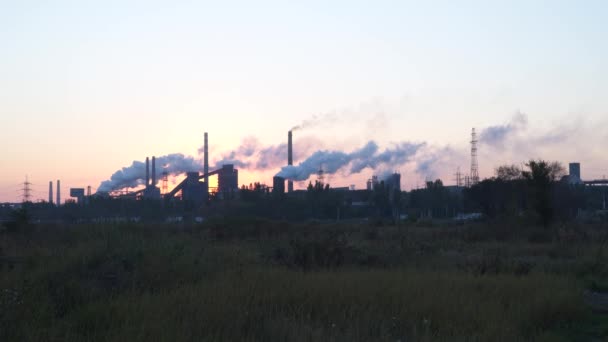 Çevre Kirliliği Metalürji Tesisinin Borularından Duman Sabahın Erken Saatlerinde — Stok video