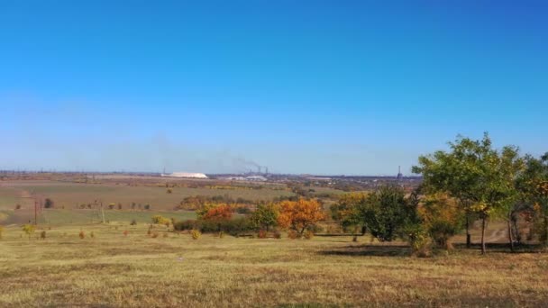 Toamna Terenuri Agricole Copaci Fundal Fum Din Conductele Unei Plante — Videoclip de stoc