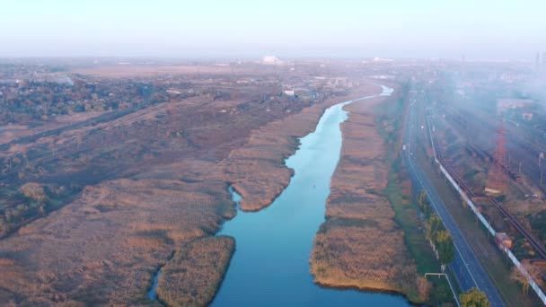 Miljöproblem Rök Från Metallurgisk Anläggning Över Flod Staden Kvällstid Utsikt — Stockvideo