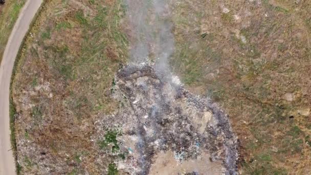 Pollution de l'environnement. Vue aérienne du fumage des décharges .