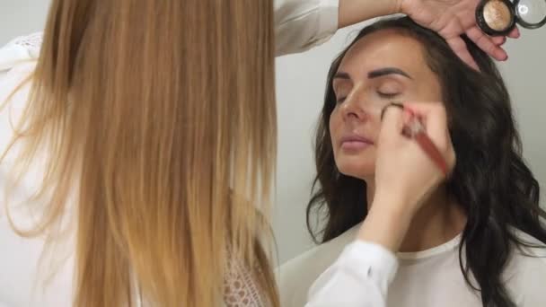 Makeup Artist Applicerar Makeup Skönhets Studion — Stockvideo