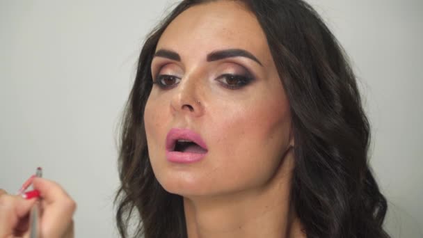 Maquillaje Artista Aplica Lápiz Labial Hermosa Cara Mujer — Vídeos de Stock