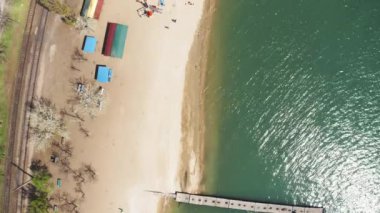 Havadan görünüm. Şehirde deniz kıyısı.