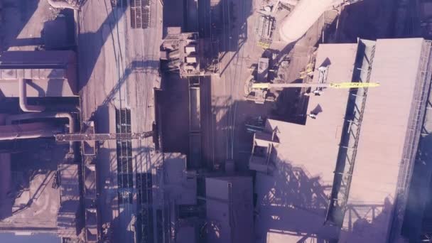 Vue aérienne de la conception de l'usine de haut fourneau. Vous pouvez voir les bâtiments, le chemin de fer, les cheminées .