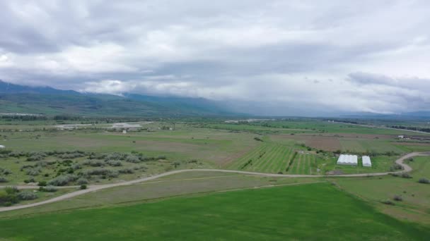 Ανοιξιάτικα Χωράφια Μια Ορεινή Κοιλάδα Της Γεωργίας Συννεφιά Αεροφωτογραφία — Αρχείο Βίντεο