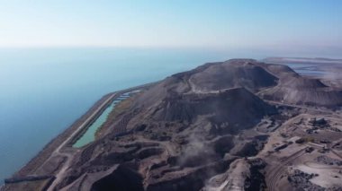 Çevre kirliliği. Deniz kıyısındaki pis dağ. Hava görünümü.