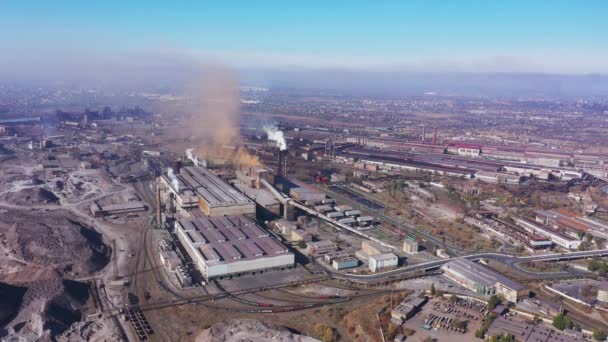 Fumaça Sobre Cidade Fumar Dos Tubos Uma Planta Metalúrgica Vista — Vídeo de Stock