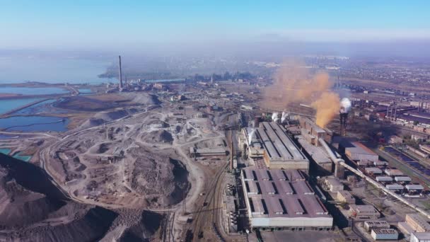 Rook Uit Pijpen Van Een Metallurgische Fabriek Milieuvervuiling Fabriek Gelegen — Stockvideo