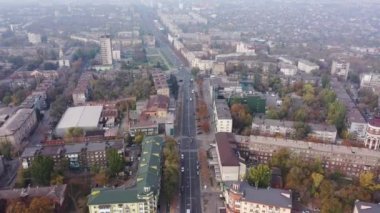 Mariupol, Ukrayna - 24 Ekim 2019: Şehir merkezindeki hava manzaralı binalar ve cadde.