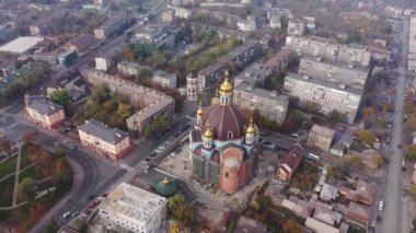 Şehir merkezindeki büyük bir Ortodoks kilisesi kuş bakışı. Mariupol Ukrayna