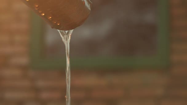 Agua Lluvia Fluye Por Cuneta Clima Lluvioso — Vídeos de Stock