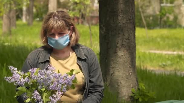 Mulher Uma Máscara Médica Com Buquê Flores Conceito Saúde Segurança — Vídeo de Stock