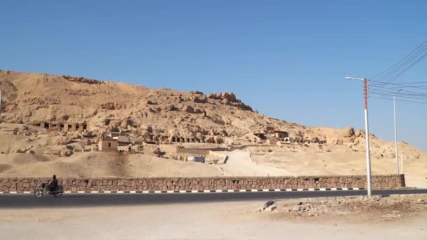 Luxor Egipto Ladera Montaña Donde Realizan Las Excavaciones Arqueológicas — Vídeo de stock