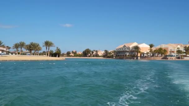 Vue depuis un bateau flottant. Bâtiments et plages à El Gouna. El Gouna - une station touristique sur la côte de la mer Rouge en Egypte 