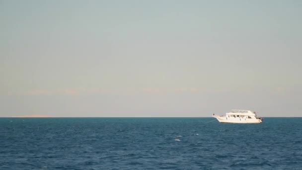 Yacht blanc à l'ancre. Mer Rouge Égypte .