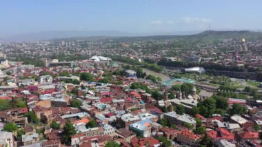 Gürcistan 'ın başkenti Tiflis' in en iyi manzarası. İnsansız hava aracıyla çekilen görüntü.