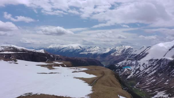 Paraglider Vliegt Tussen Besneeuwde Bergen Van Kaukasus — Stockvideo