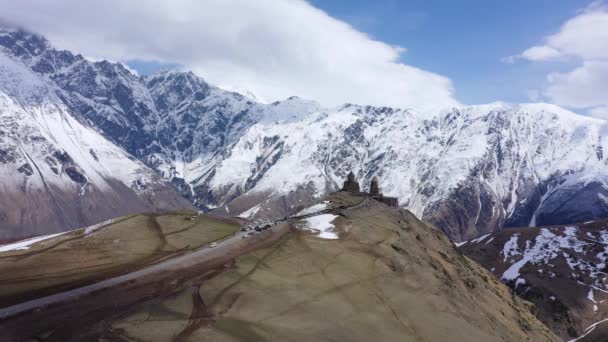 Dreifaltigkeitskirche Gergeti Inmitten Der Schneebedeckten Berge Des Kaukasus Filmaufnahmen Mit — Stockvideo