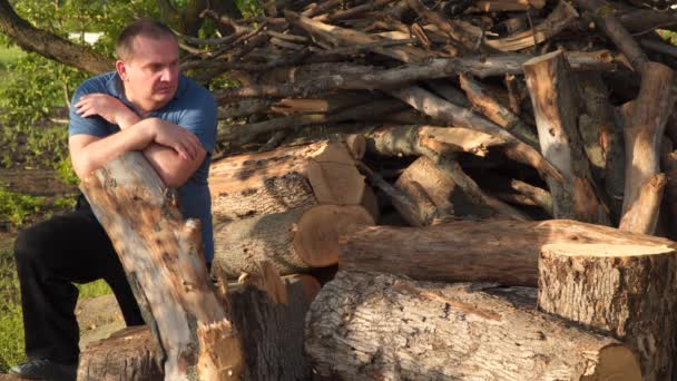 Een Man Rust Achtergrond Van Gevelde Bomen Brandhout — Stockvideo