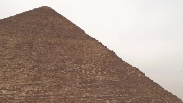 Piramide Cheope Sullo Sfondo Del Cielo Nuvoloso Gli Uccelli Volano — Video Stock