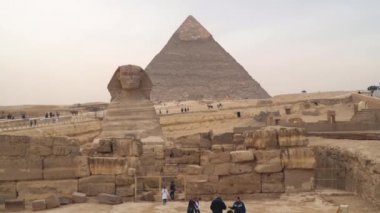 Giza, Mısır - 14 Ocak 2020: Khafre Piramidinin arka planında Büyük Sfenks