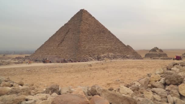 Egypte Piramide Van Menkaure Gizeh Kamelen Aan Voet Van Piramides — Stockvideo