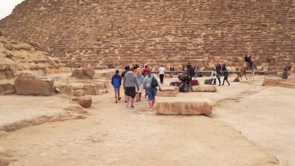 エジプト 2020年1月14日 チョップスのピラミッド近くの観光客 ギザの大ピラミッド エジプト最大のピラミッド 古代エジプトの建築芸術の記念碑 — ストック動画
