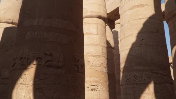 埃及艺术 埃及卢克索的卡尔纳克神殿有象形文字的柱子 — 图库视频影像