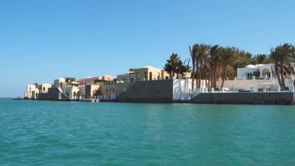 エジプトだ グナにビルや運河 浮遊船からの眺め — ストック動画