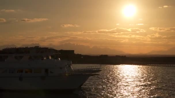 Bateau Sur Jetée Sur Fond Soleil Coucher Soleil Mer Rouge — Video