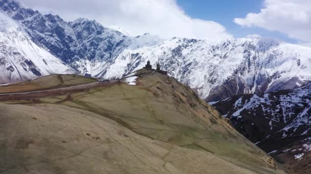 Montanhas Cáucaso Igreja Trindade Gergeti Também Conhecida Como Templo Santíssima — Vídeo de Stock