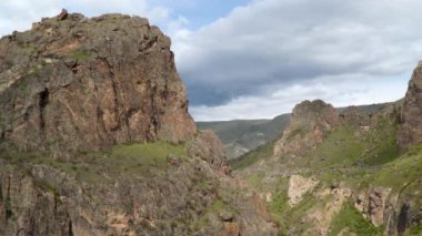Bulutlu gökyüzüne karşı Rocky Dağları. Georgia