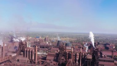 Çevre kirliliği. Metalürjik bir bitkinin fırınları. Hava görünümü
