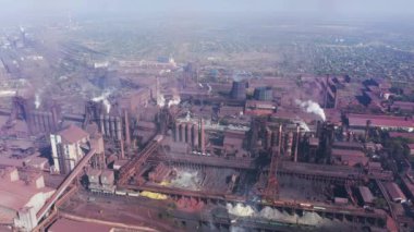 Çevre kirliliği. Metalurjik bir bitkiden duman ve is. Hava görünümü