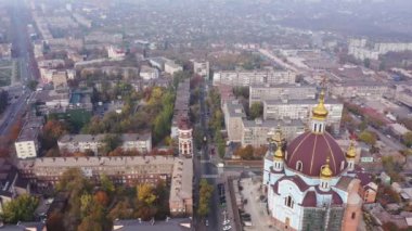 Mariupol, Ukrayna - 30 Nisan 2020: Kuş bakışı şehir. Şehirde sis ve sis var..