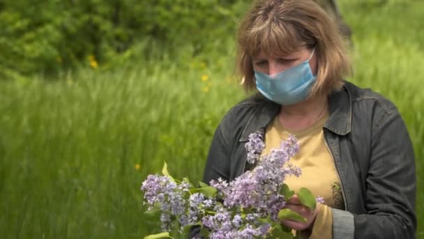 Mulher Com Flores Máscara Médica Conceito Saúde Segurança Covid Quarentena — Vídeo de Stock