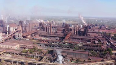 Çelik fabrikasının kuş bakışı görüntüsü. Çevre kirliliği. Şehrin üzerinde sis var.