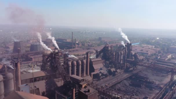 Hochöfen Aus Der Vogelperspektive Umweltverschmutzung Smog Über Der Stadt — Stockvideo