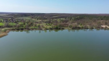 Gölün kuş bakışı görüntüsü. Lakeside ormanları