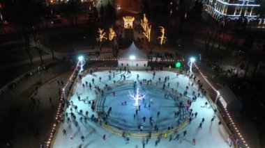 Kuş bakışı kış buz pateni pisti manzarası.