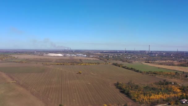 Campi Agricoli Arati Sullo Sfondo Camini Fumo Una Pianta Metallurgica — Video Stock