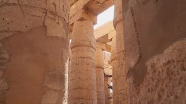 Karnak tapınağında hiyeroglifli sütunlar. Karnak tapınağı, Mısır 'daki en büyük tapınak.