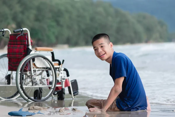 Aziatisch Speciaal Kind Spelen Zand Kruipt Gelukkig Het Strand Buurt — Stockfoto