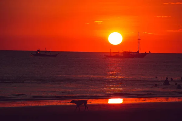 Cielo naranja dramático, hora del atardecer. Vida en la playa. Viajar a Filipinas. Vacaciones tropicales de lujo. Isla Paraíso Boracay. Fondo de la naturaleza. Vista al mar. Concepto turístico. Transporte marítimo — Foto de Stock