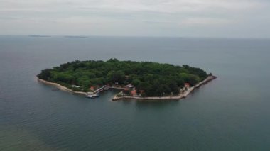 Güzel bir ada tatil köyü