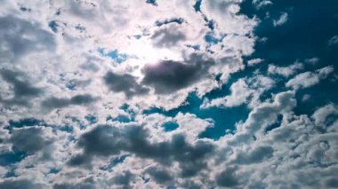 Beyaz bulutlu mavi gökyüzü