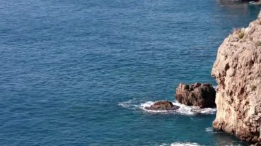 mavi sular ve kayalar