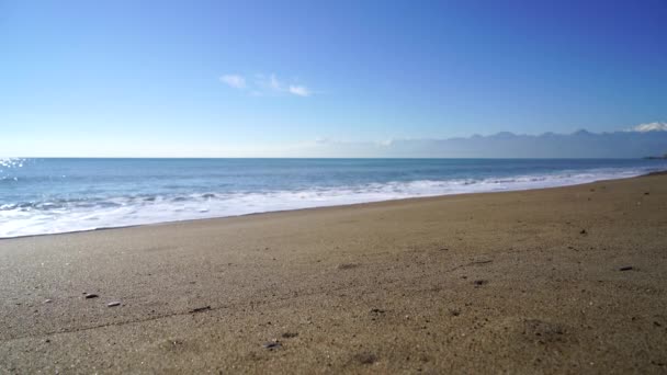 Красивый пляж с видом на горизонт — стоковое видео
