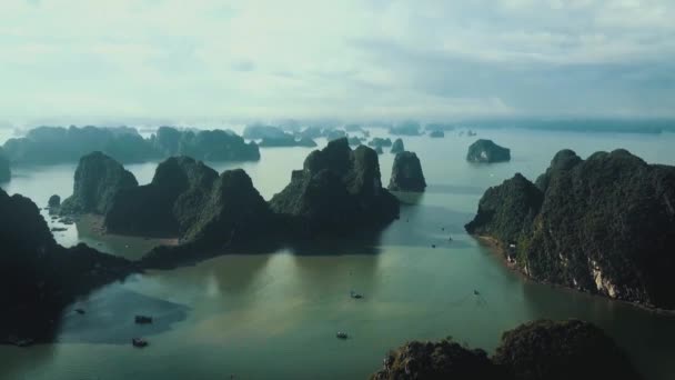 Пара, наслаждающаяся видом, если горные острова над морем — стоковое видео