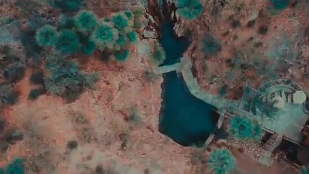 Uma pessoa nadando em uma lagoa azul — Vídeo de Stock